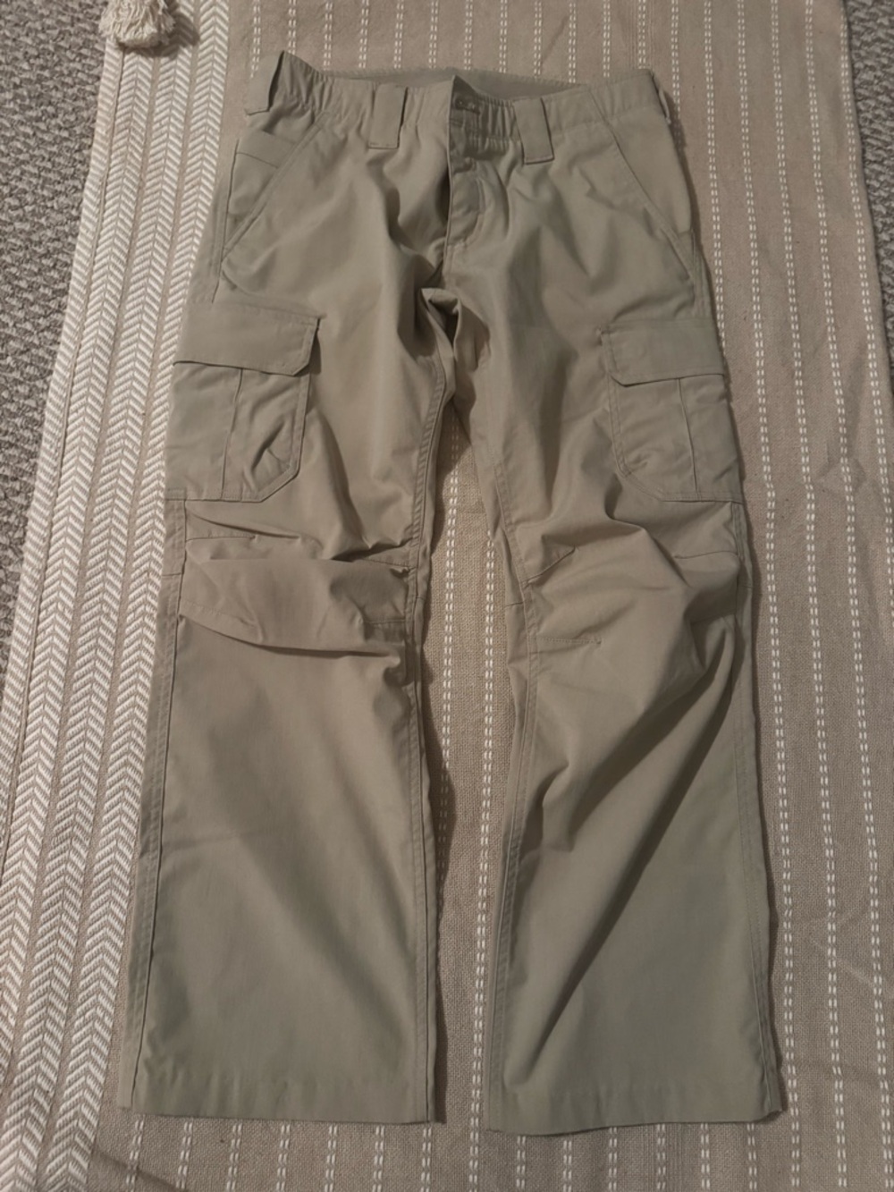Woman’s Under-armor size 12 kaki cargo pants.  NWOT
